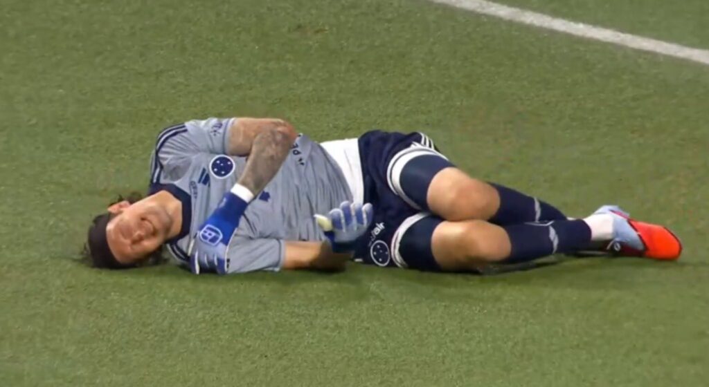 palmeiras-identifica-e-denuncia-torcedor-que-atirou-garrafa-em-cassio