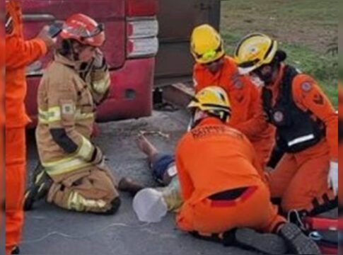 veja-resgate-de-homem-que-morreu-ao-trocar-pneu-de-onibus-de-cantora