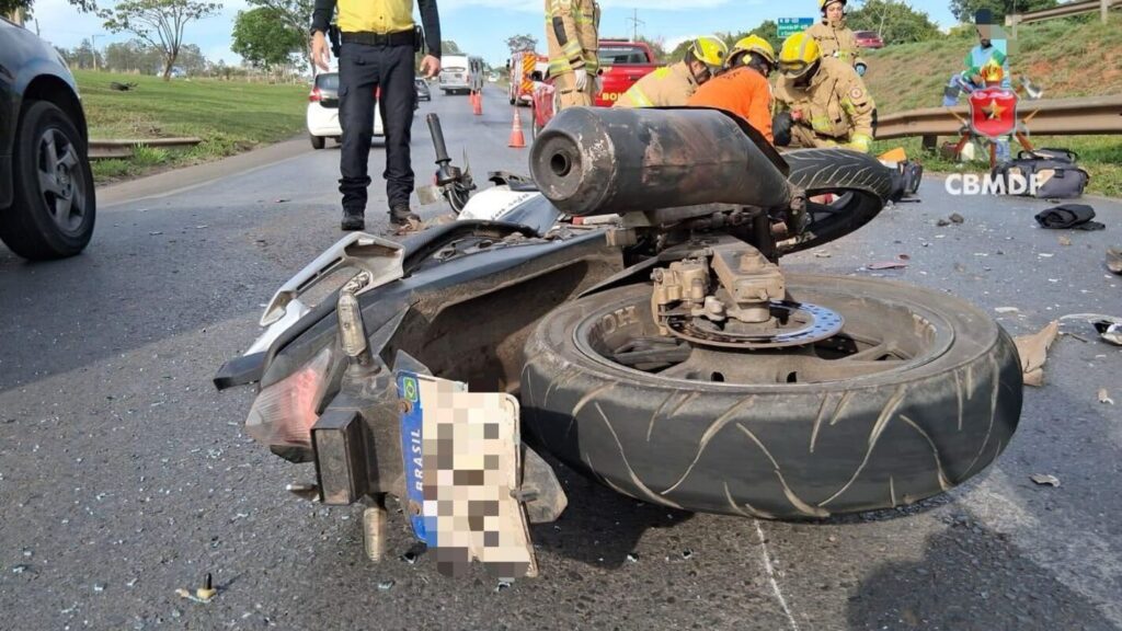 motociclista-fica-em-estado-grave-apos-bater-na-traseira-de-carro