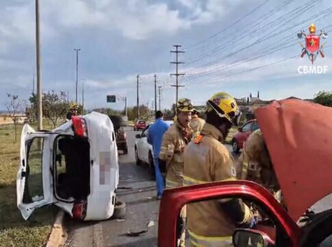 batida-entre-quatro-carros-termina-em-capotamento-no-lago-sul