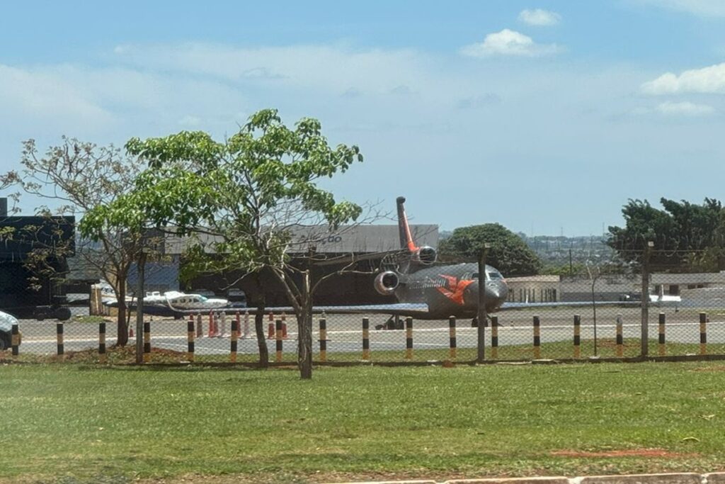 aviao-de-piloto-tetracampeao-da-f-1-chama-a-atencao-em-brasilia.-veja