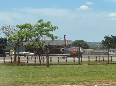 aviao-de-piloto-tetracampeao-da-f-1-chama-a-atencao-em-brasilia.-veja