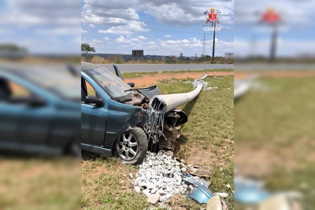 motorista-perde-o-controle-de-carro,-capota-e-derruba-poste-no-df