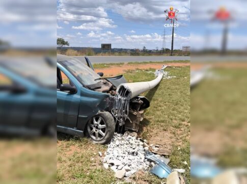 motorista-perde-o-controle-de-carro,-capota-e-derruba-poste-no-df