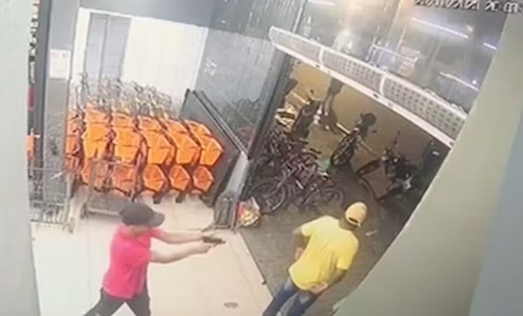 video:-criminoso-tenta-matar-pm-aposentado-pelas-costas-e-arma-falha