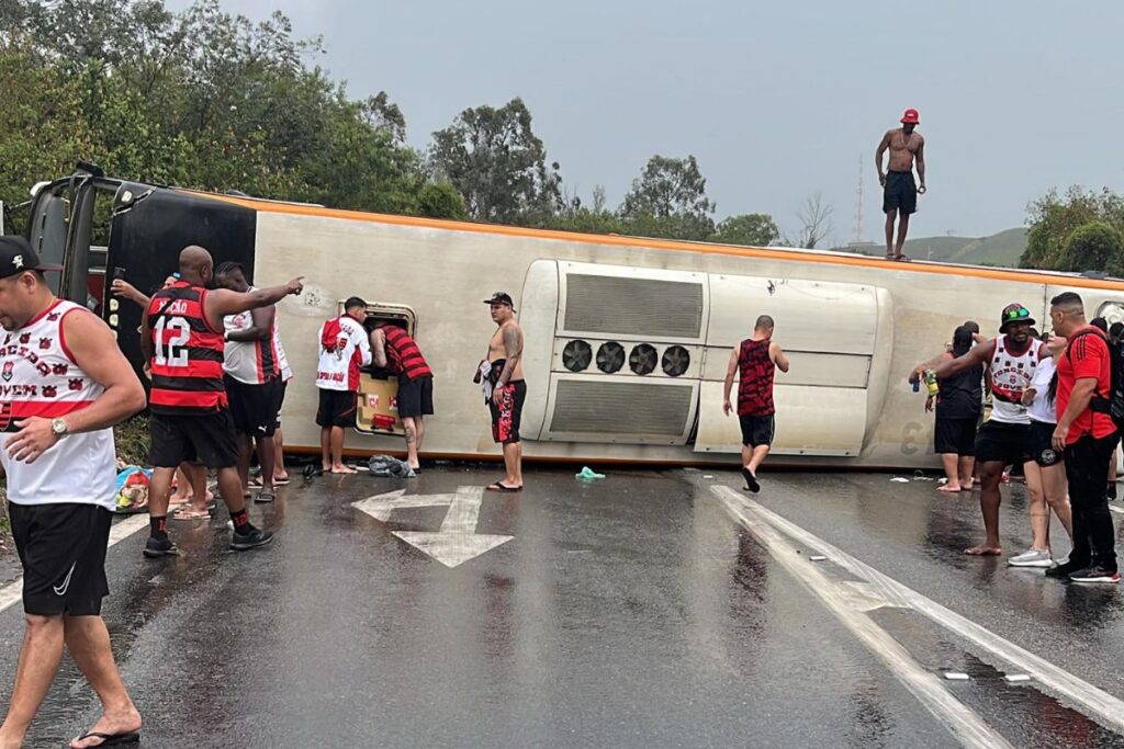 confira-como-ficou-onibus-de-torcedores-do-flamengo-apos-acidente