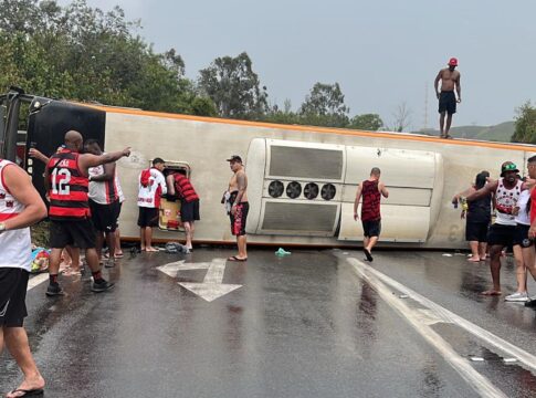 confira-como-ficou-onibus-de-torcedores-do-flamengo-apos-acidente