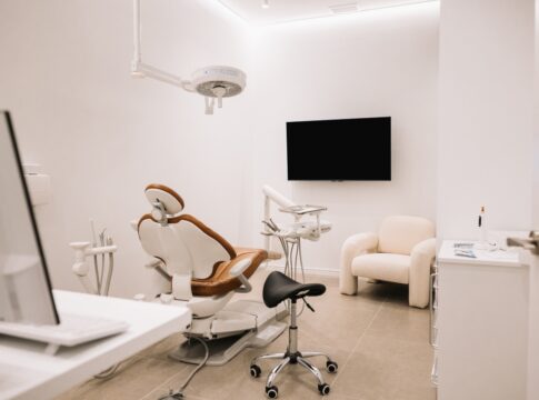 mae-fica-indignada-ao-saber-por-que-filhos-foram-banidos-do-dentista