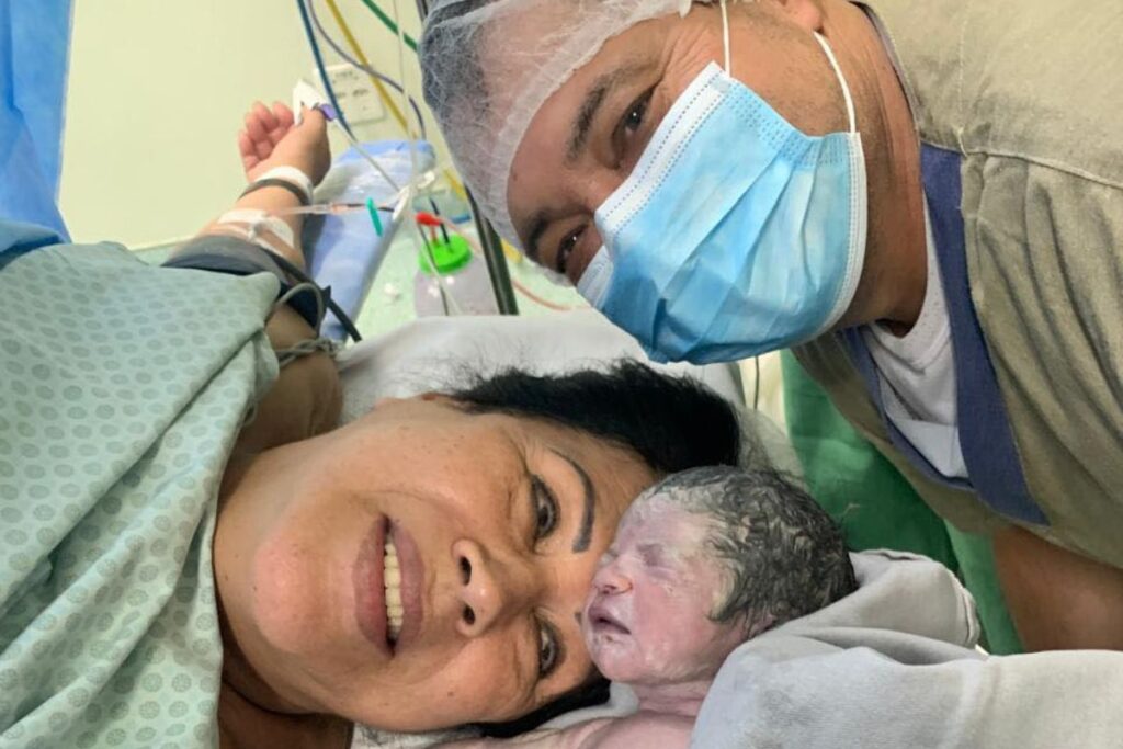 apos-fiv,-mulher-de-62-anos-da-a-luz-6o-filho;-medica-explica-tecnica