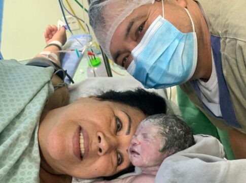 apos-fiv,-mulher-de-62-anos-da-a-luz-6o-filho;-medica-explica-tecnica