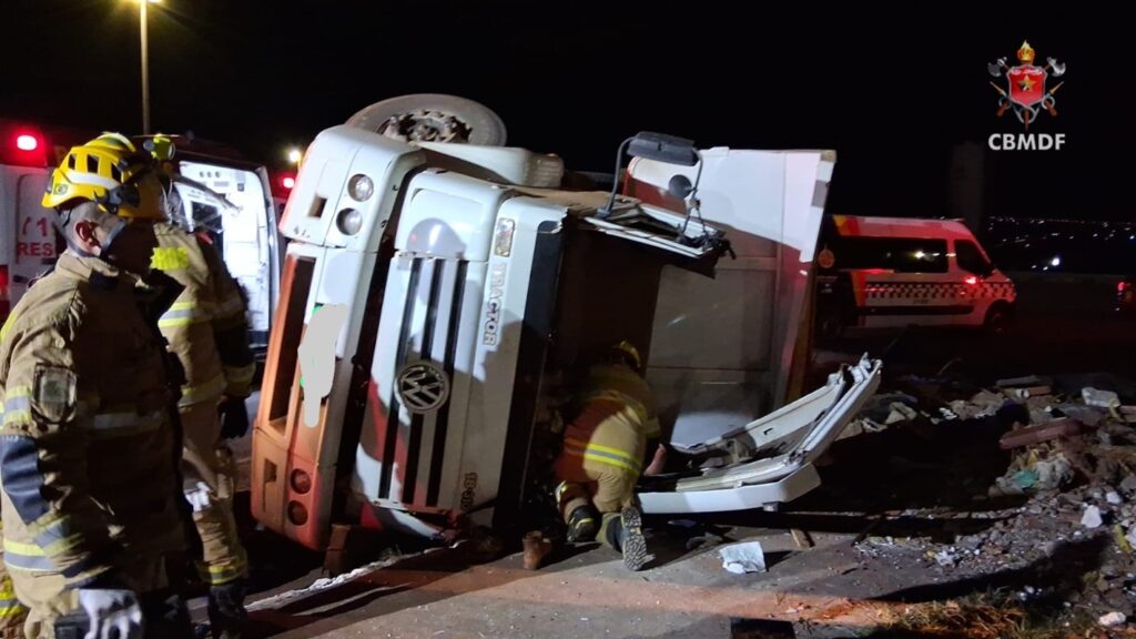 caminhao-tomba-e-motorista-fica-preso-as-ferragens-na-br-070