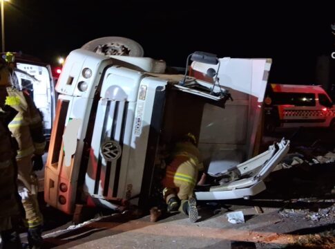 caminhao-tomba-e-motorista-fica-preso-as-ferragens-na-br-070