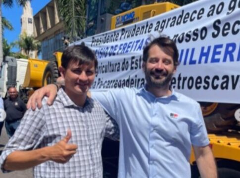 tratores-entregues-por-sp-ganham-faixas-com-nome-de-secretario-do-agro