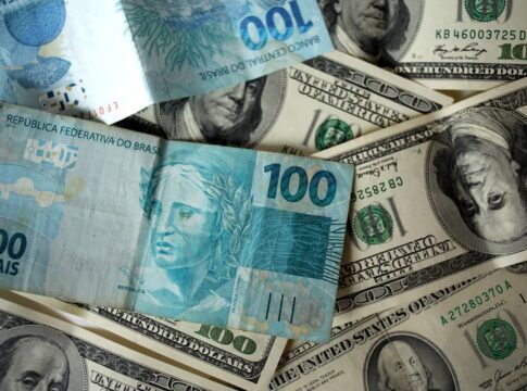 dolar-sobe,-a-espera-de-decisao-sobre-juros-nos-eua-e-reuniao-trump-xi