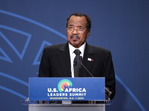 aos-92-anos,-paul-biya,-presidente-de-camaroes,-e-reeleito-pela-8a-vez