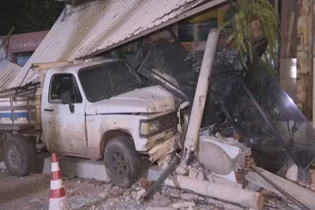 motorista-bebado-invade-comercio-com-caminhonete-no-df;-veja