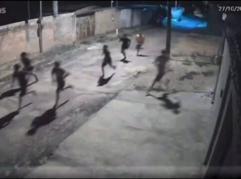 grupo-de-13-pessoas-espanca-menino-de-11-anos-no-lugar-do-irmao-em-go grupo-de-13-pessoas-espanca-menino-de-11-anos-no-lugar-do-irmao-em-go