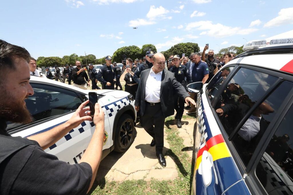 ibaneis-rocha-entrega-125-novas-viaturas-a-policia-militar-do-df