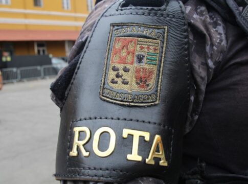 idoso-se-tranca-no-quarto-ao-notar-invasao-de-ladroes.-pm-prende-trio