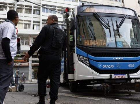 rio:-mais-de-50-onibus-viraram-barricada;-transporte-esta-afetado