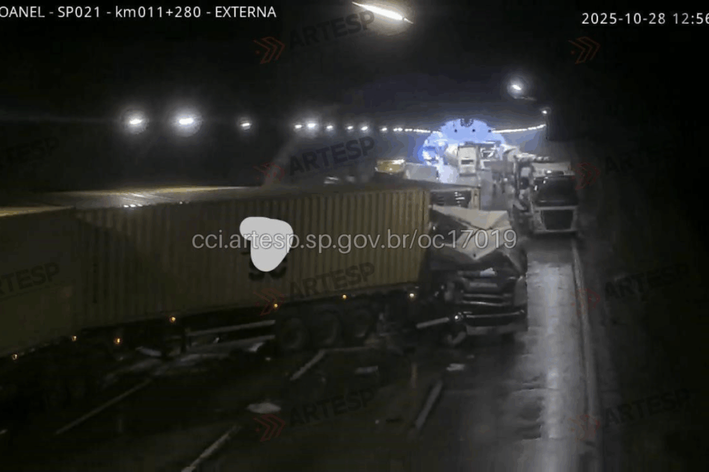 engavetamento-no-rodoanel:-vaza-carga-toxica-de-carreta-presa-em-tunel