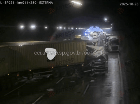 engavetamento-no-rodoanel:-vaza-carga-toxica-de-carreta-presa-em-tunel