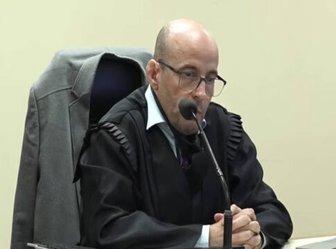 juiz-diz-que-defesa-falou-“por-apenas-40-minutos”-e-dissolve-juri