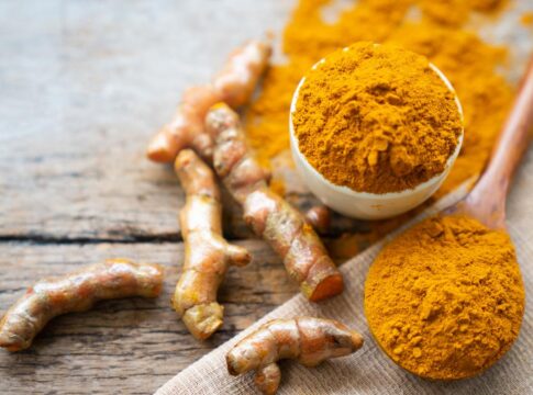 suplementos-de-curcumina-podem-causar-efeitos-colaterais.-entenda
