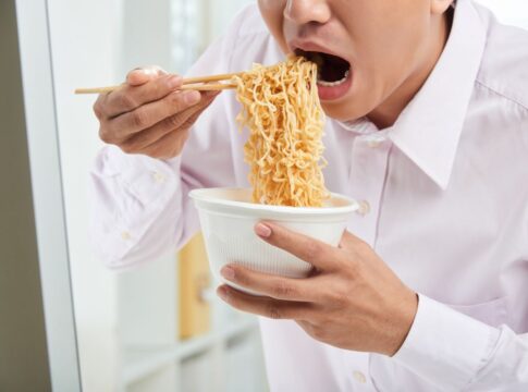 miojo-com-burrata-e-limao:-como-fazer-a-receita-viralizada-no-tiktok