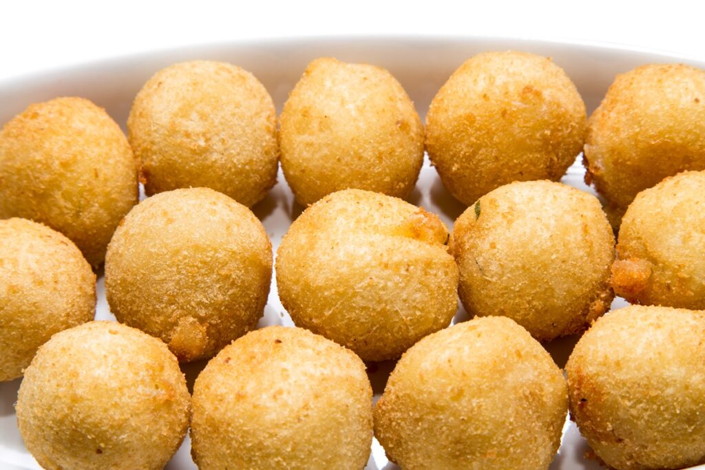 coma-sem-culpa-este-suculento-bolinho-de-queijo-feito-com-batata-doce