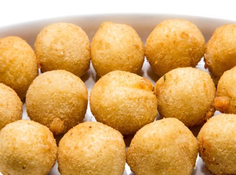coma-sem-culpa-este-suculento-bolinho-de-queijo-feito-com-batata-doce