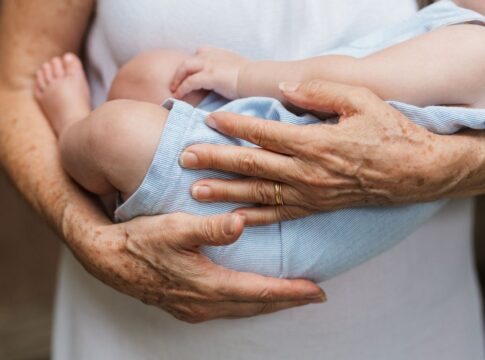 mae-e-bebe-que-receberam-falso-diagnostico-de-sifilis-serao-indenizadas