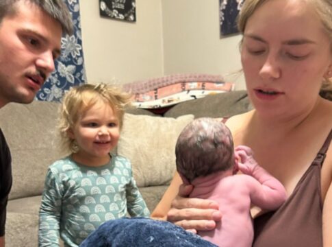 reacao-de-crianca-ao-parto-acidental-da-mae-em-casa-comove-a-web