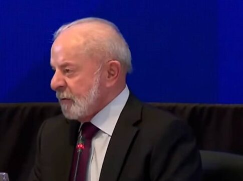 apos-pousar-no-brasil,-lula-conversa-com-ministro-sobre-crise-no-rio