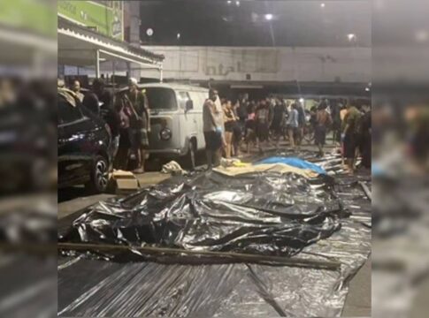 sangue-e-desespero:-mais-de-40-corpos-sao-enfileirados-em-praca-no-rio sangue-e-desespero:-mais-de-40-corpos-sao-enfileirados-em-praca-no-rio