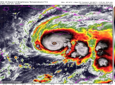 apos-devastar-a-jamaica,-furacao-melissa-perde-forca-e-chega-a-cuba
