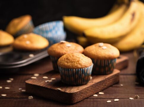 faceis-e-saborosos:-bolinhos-veganos-de-banana-com-5-ingredientes
