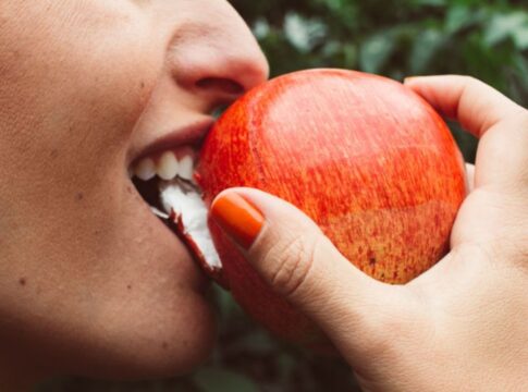 veja-alimentos-e-habitos-que-ajudam-a-evitar-o-mau-halito