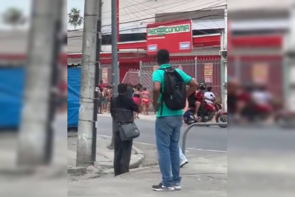 moradores-saqueiam-mercado-em-meio-a-mortos-e-tiroteios-no-rio