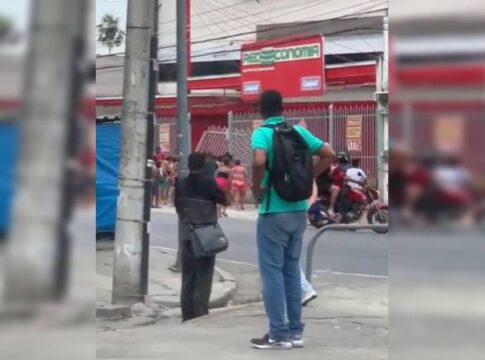 moradores-saqueiam-mercado-em-meio-a-mortos-e-tiroteios-no-rio