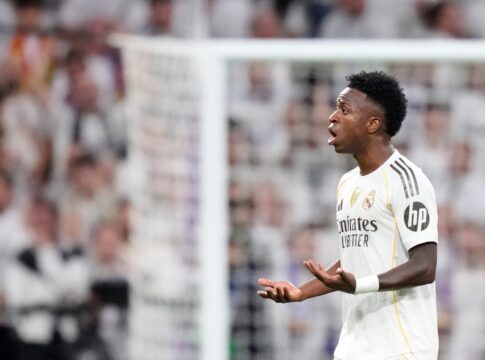 vini-jr-se-desculpa-por-reacao-ao-ser-substituido-no-el-clasico.-veja