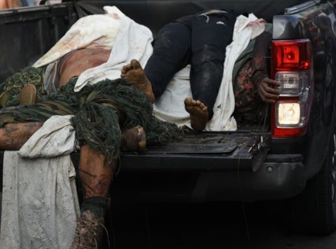 rio:-alguns-corpos-achados-em-mata-estavam-com-roupas-“de-guerra”