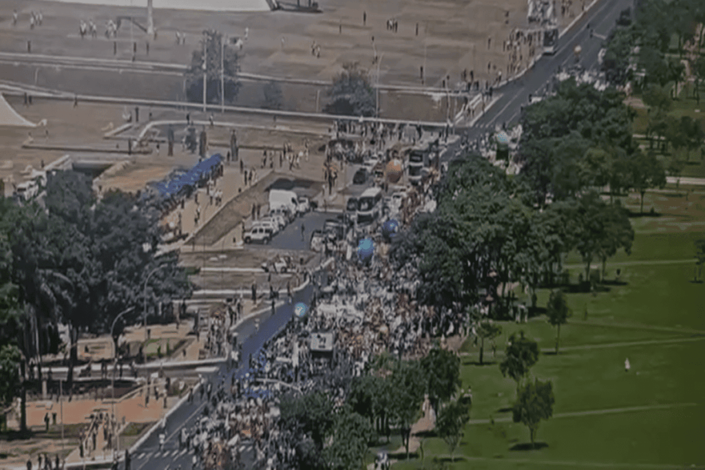 marcha-contra-reforma-interdita-transito-no-eixo-monumental