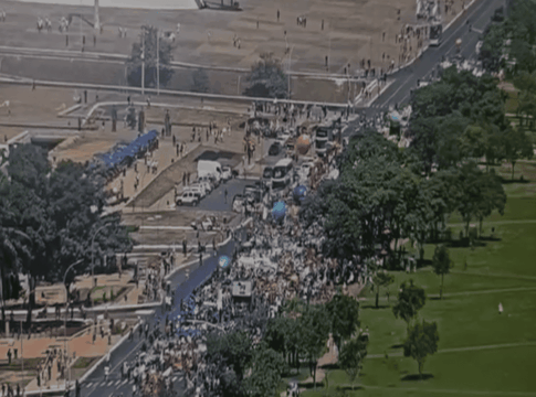 marcha-contra-reforma-interdita-transito-no-eixo-monumental