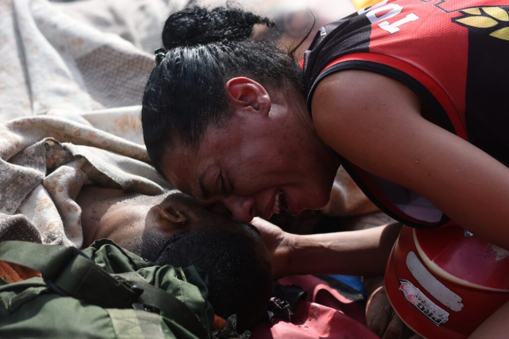 amanhecer-de-horror-na-penha:-moradores-exibem-corpos-em-praca-publica