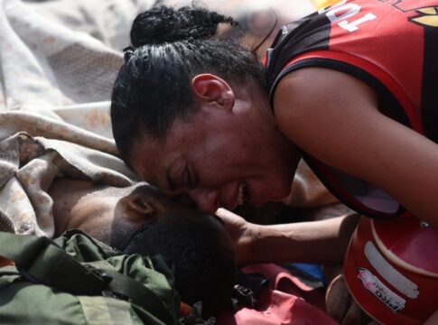 amanhecer-de-horror-na-penha:-moradores-exibem-corpos-em-praca-publica