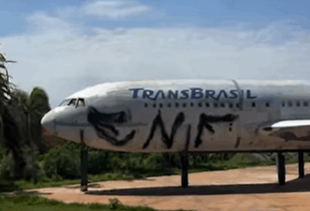 um-mes-apos-revitalizacao,-aviao-de-taguatinga-volta-a-ser-pichado