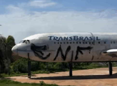 um-mes-apos-revitalizacao,-aviao-de-taguatinga-volta-a-ser-pichado