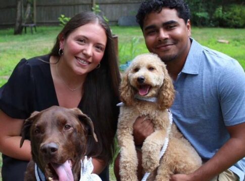 casal-recebe-surpresa-ao-rever-seus-cachorros-apos-o-casamento