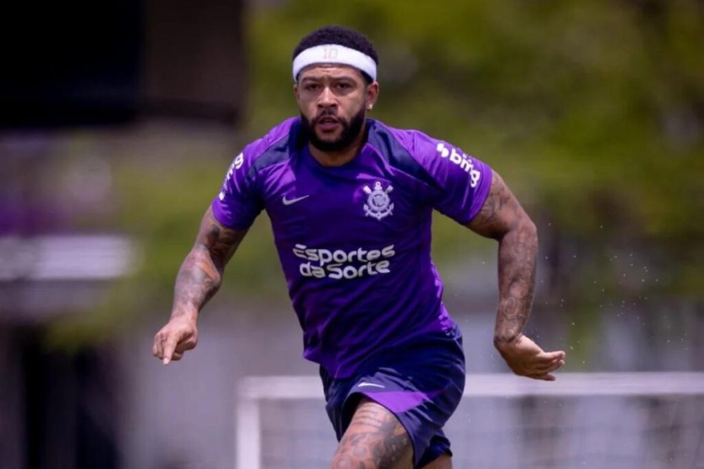 depay-retorna-ao-corinthians-apos-ficar-preso-no-rj-e-faltar-treino